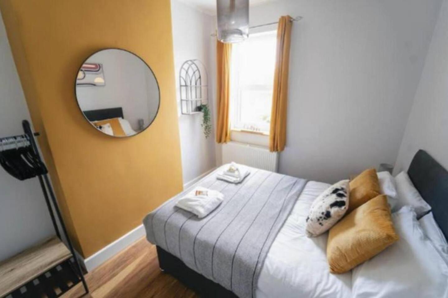 Stylish 1-bed In - Sleeps 4 *