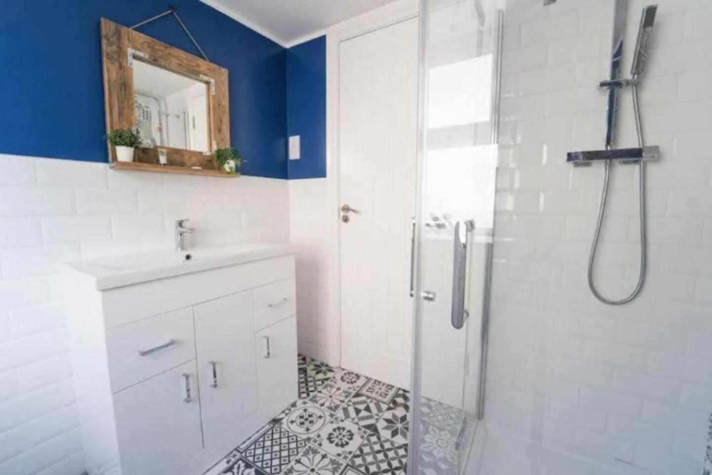 Stylish 1-bed In - Sleeps 4 *