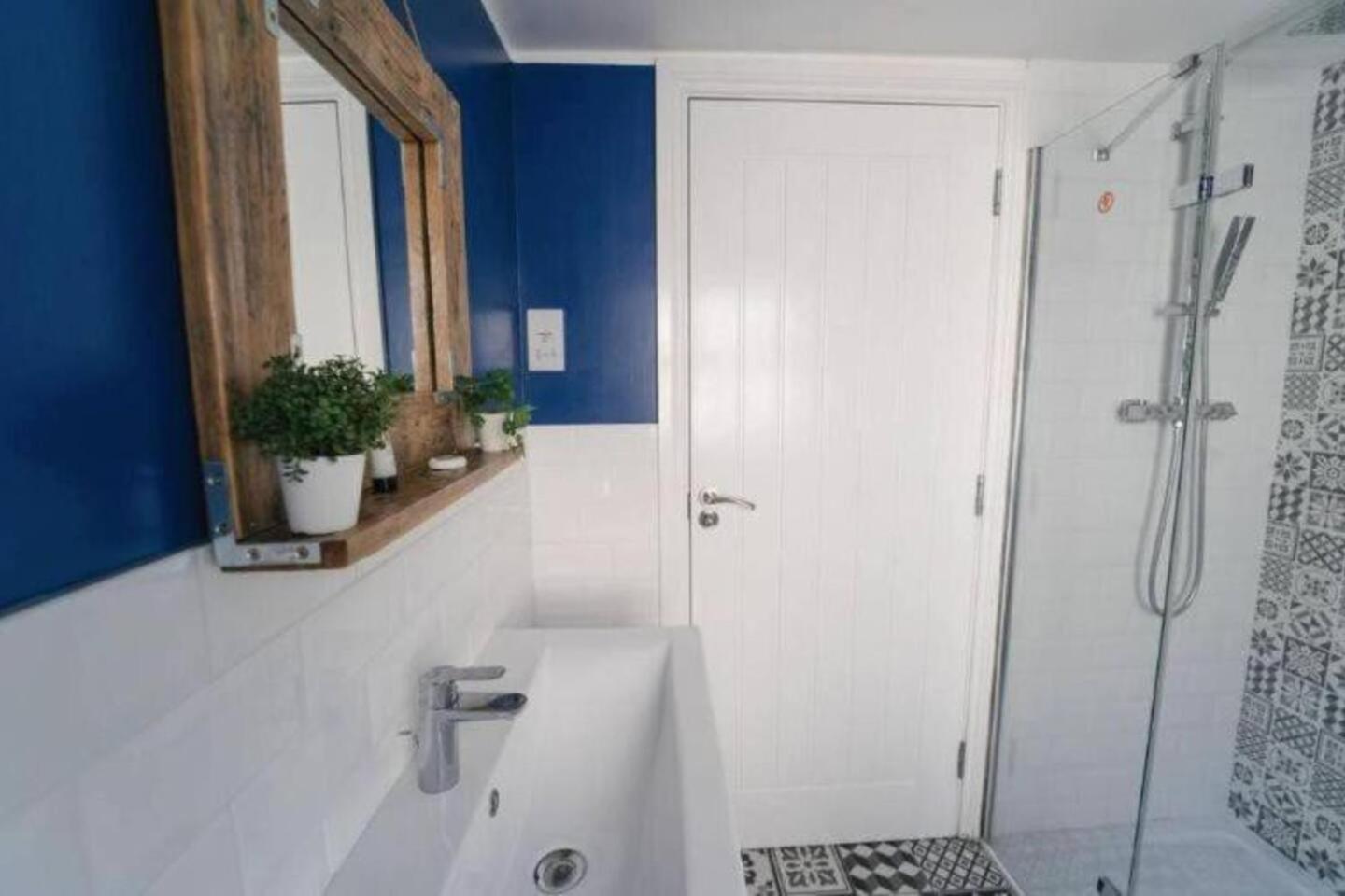 Stylish 1-bed In - Sleeps 4 Apartment *