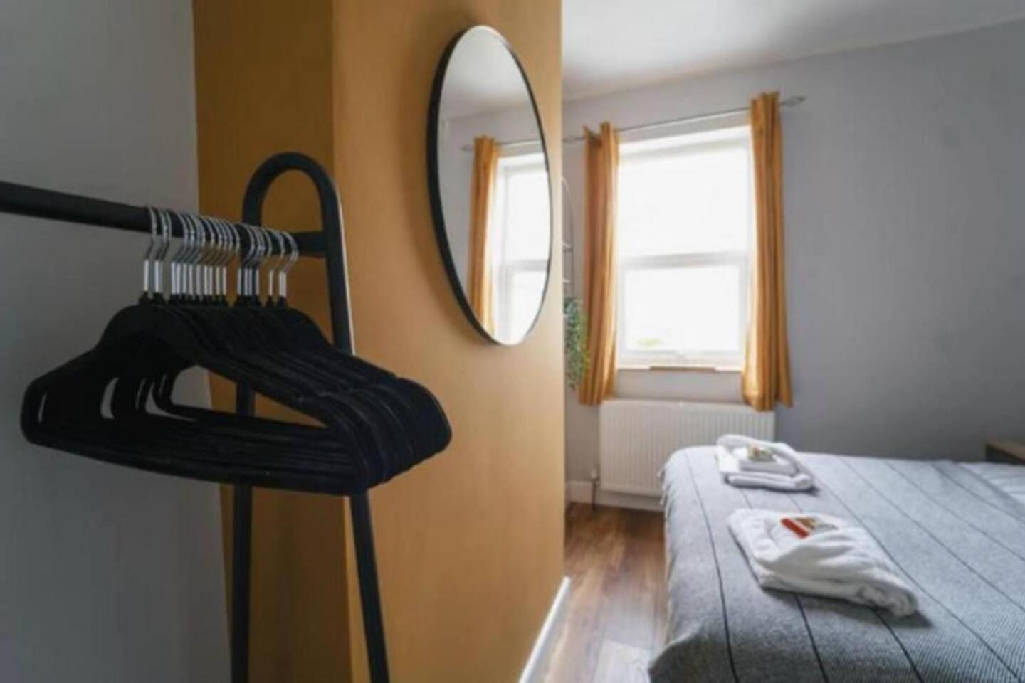 Apartment Stylish 1-bed In - Sleeps 4 *
